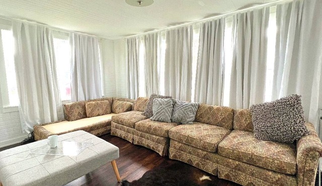 Cozy Cottage/One Block Away FromWater!