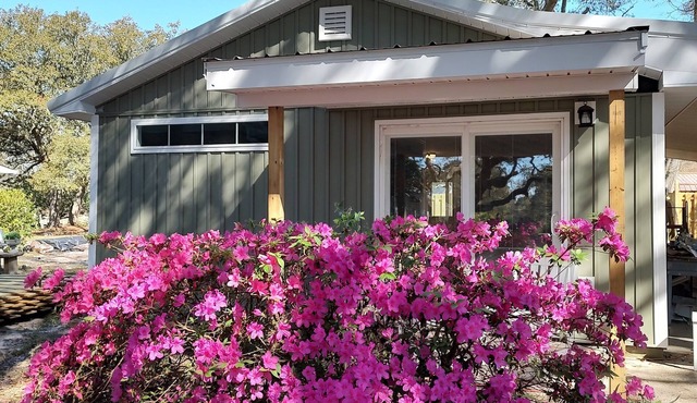 Cozy Cottage one mile from the Beach and Boat Ramp! Pet Friendly Too!
