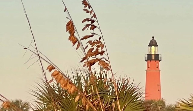 Cozy cottage one block from beautiful Daytona Beach! SPECIAL RATES April & May!