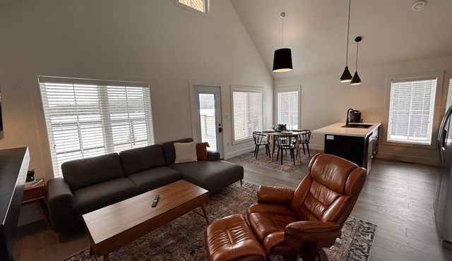 Cozy cottage or guest house next to walking trails and golf course.