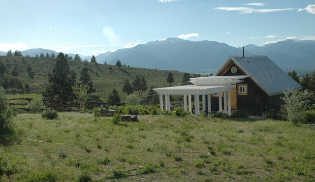 Cozy Cottage overlooking Bitterroot Valley, private setting east of Victor