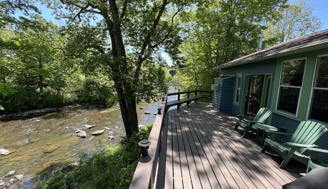 Cozy Cottage overlooking beautiful Loyalhanna Creek in Historic Ligonier!