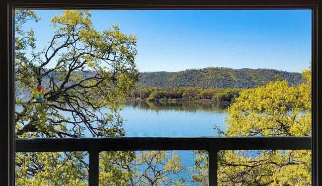 Cozy Cottage: Panoramic Lake Views, WiFi, Deck