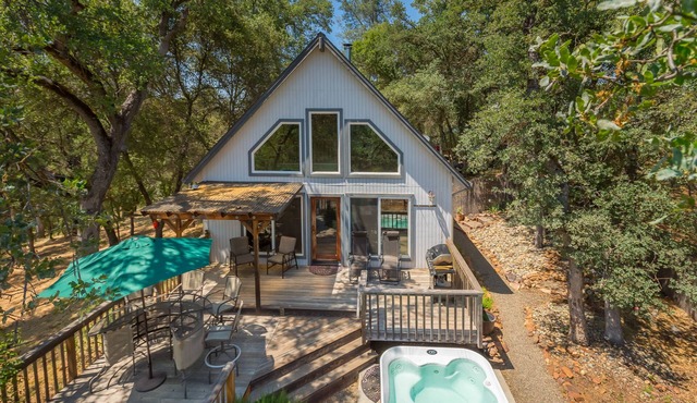 Cozy Cottage Retreat, Close to Yosemite, Beautiful Views, Hot Tub & More!