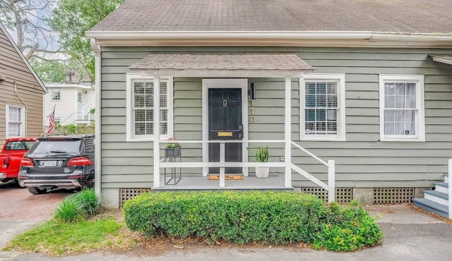 Cozy Cottage Retreat| Parking and Private Patio