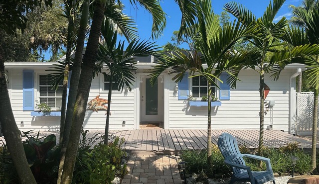 Cozy cottage retreat walking/biking distance to downtown Hobe Sound and Beach