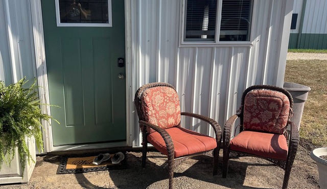 Cozy cottage right off I-44 with horse stable & Rv sites available. Near college