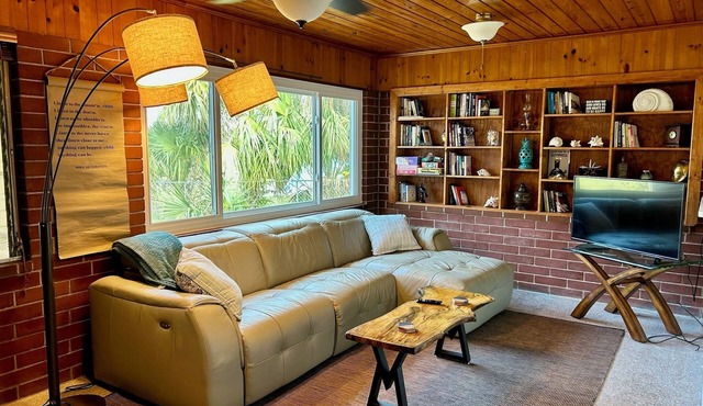 Cozy Cottage - River House - Kayaks - SUP - Relax & Recharge