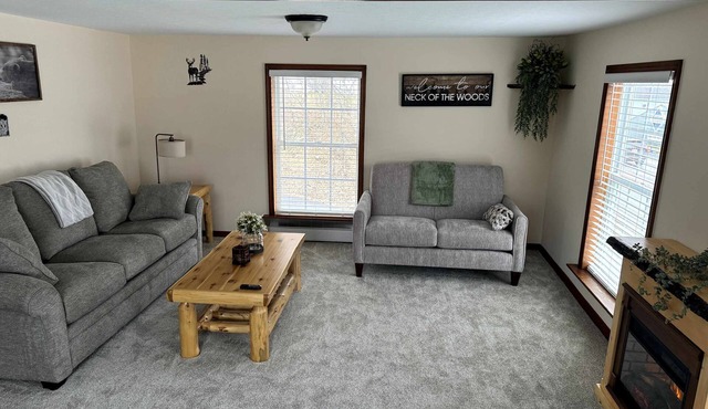 Cozy Cottage Sleeps 4, Walk to Downtown Springs
