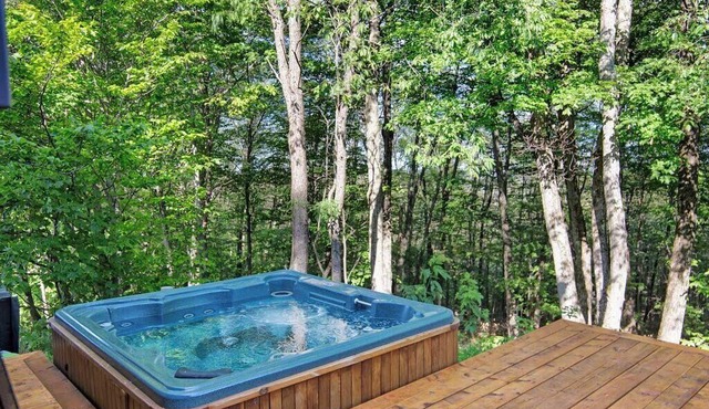 Cozy Cottage Spa and fireplace