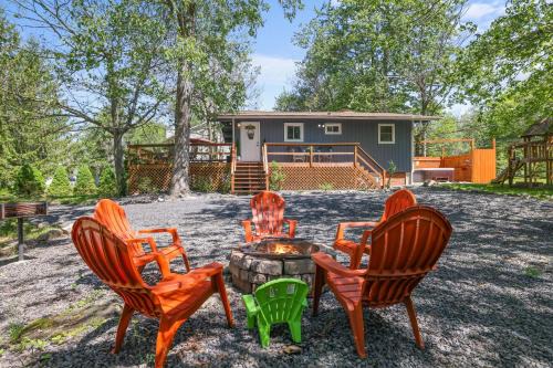 COZY COTTAGE Spacious 4Bdrm 2Bth, Hot Tub, Game Movie Room, Close to camelback skiing, Sauna Firepit, Arcades, Backyard Playground, 2 Min Walk To Pool, Lake, Beach, Basketball
