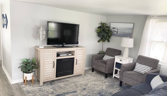 Cozy cottage steps away from beautiful Lake Ontario!