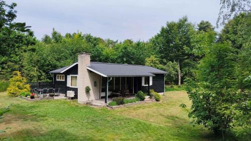 Cozy Cottage Steps From Lyngsbæk Beach