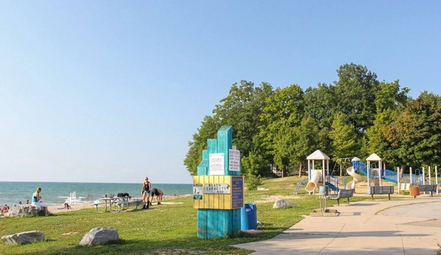 Cozy Cottage steps from the shore of Lake Erie