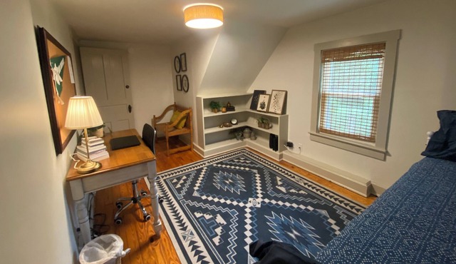 Cozy Cottage, steps from uptown Athens and less than a mile from OU campus!