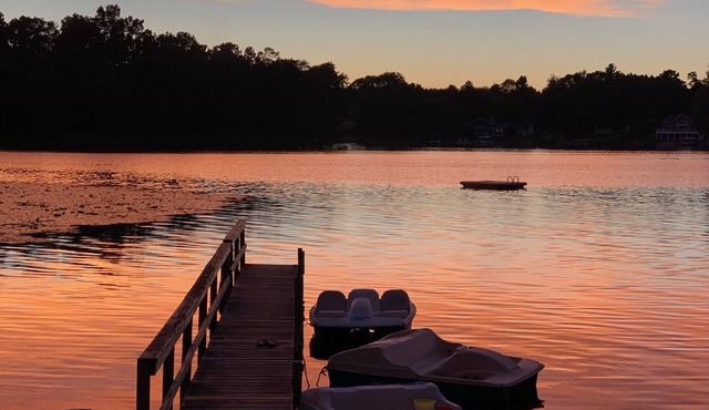 Cozy cottage steps from the beach and lake!