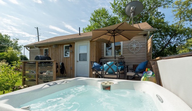 Cozy Cottage, steps to beach + Hot Tub - Lake Erie Couple or Family Getaway
