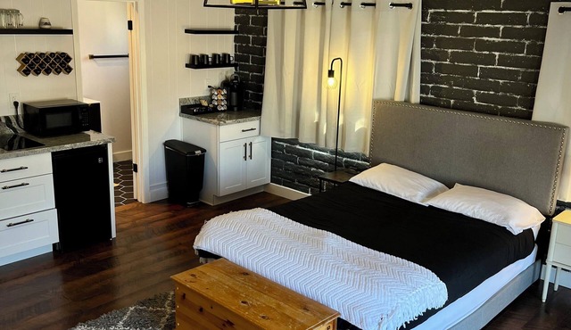Cozy cottage studio in adorable Lake Montezuma with WiFi, AC, indoor fireplace