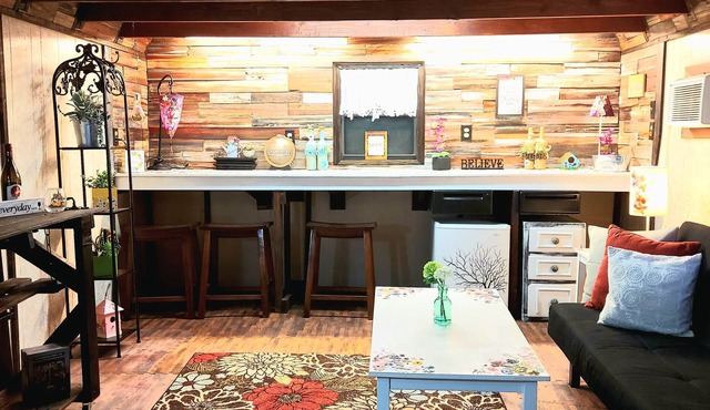 Cozy cottage Style home with She Shed, walk to Coffee Cafe and Park