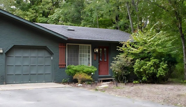 Cozy Cottage: Summer Getaway & Evenings by the Fire