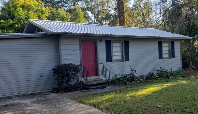 Cozy Cottage surrounded by antebelllum homes close to downtown.