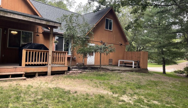 Cozy cottage surrounded by Canadian Lakes with great amenities