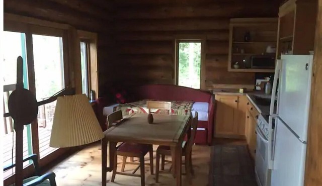 Cozy cottage trails, trout fishing & fireplace.