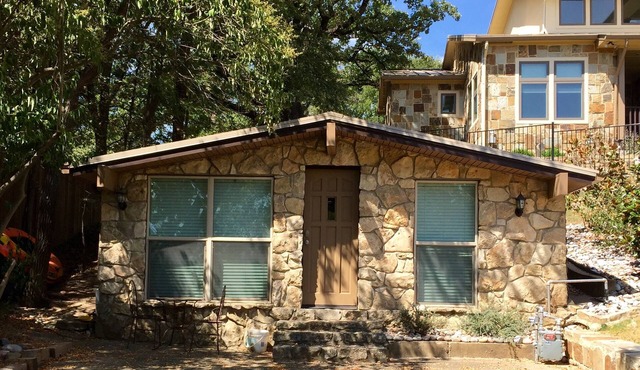 Cozy cottage up the hill from Lake Lewisville in Highland Village