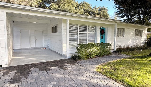 COZY COTTAGE - Close to the Beach, Shopping and Restaurants!