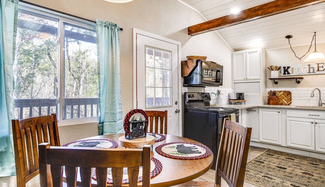 Cozy Cottage w/Pool Btwn Knoxville & Pigeon Forge