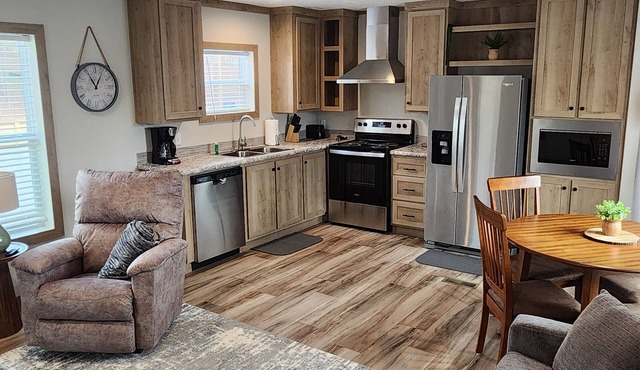 Cozy cottage w/1 bedroom, WiFi, AC in tranquil Springville close to boat ramps