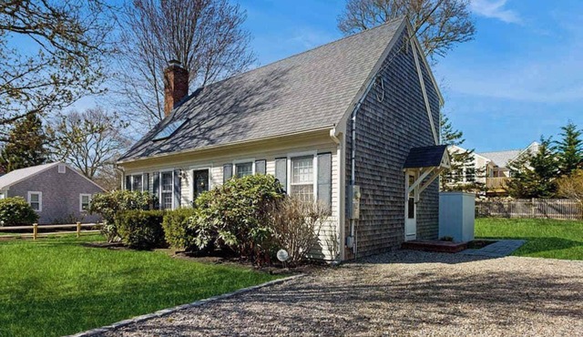 Cozy cottage w/game room & yard: close to beaches & entertainment