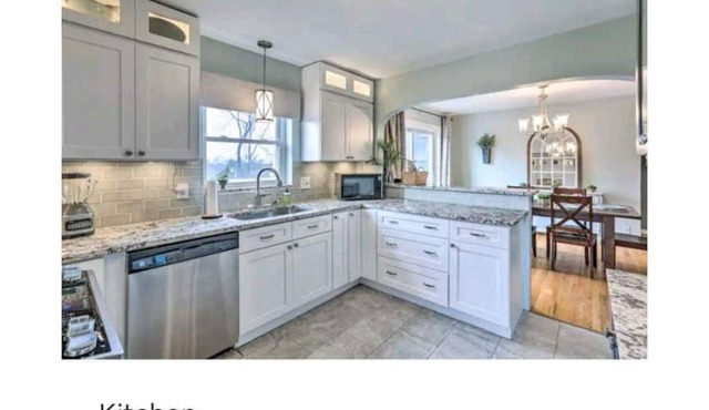 Cozy Cottage w/Hot Tub ! Conveniently located, near restaurants & attractions