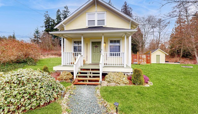 Cozy Cottage w/Hot Tub in Freeland, Pets Welcome!