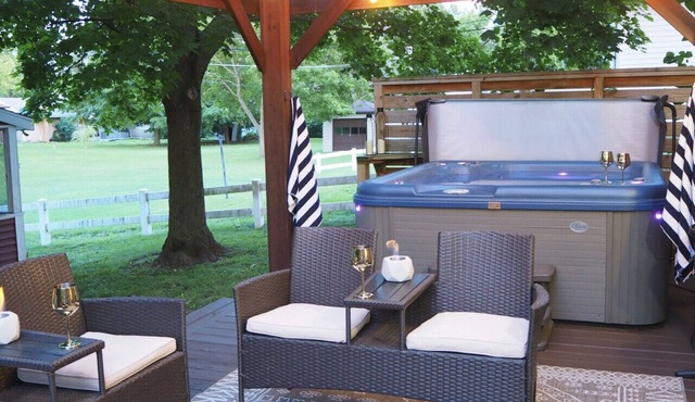 Cozy Cottage w/Hot Tub, 75` TV, Games, Kitchen