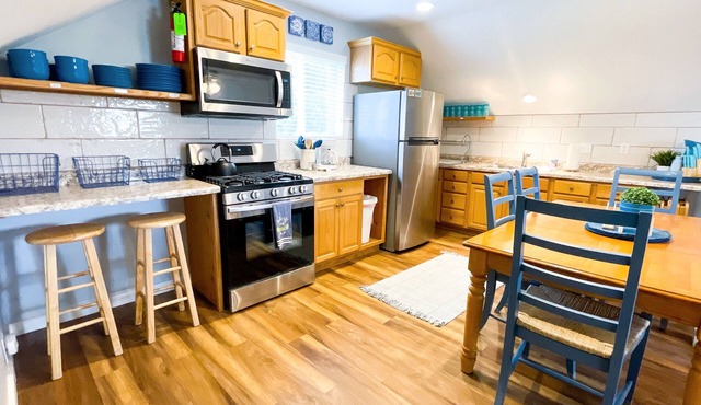 Cozy Cottage w/Hot Tub, 2 Blocks from Lake, 15 minute drive to Beaver Mtn