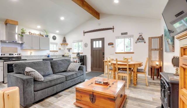 Cozy Cottage w/Park Pass, 1 Mi to Jenkinson Lake!