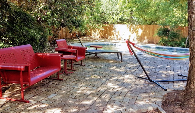 Cozy cottage w/pool in convenient Highland Park!