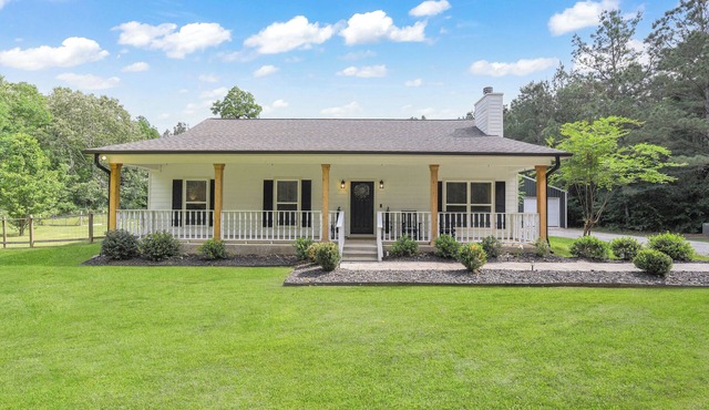 Cozy Cottage w/Pool, Hot Tub, Game room and Hiking Trails near Lake Livingston