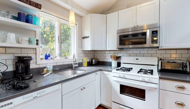 Cozy cottage w/remodeled kitchen - less than a mile from Woods Hole Ferry