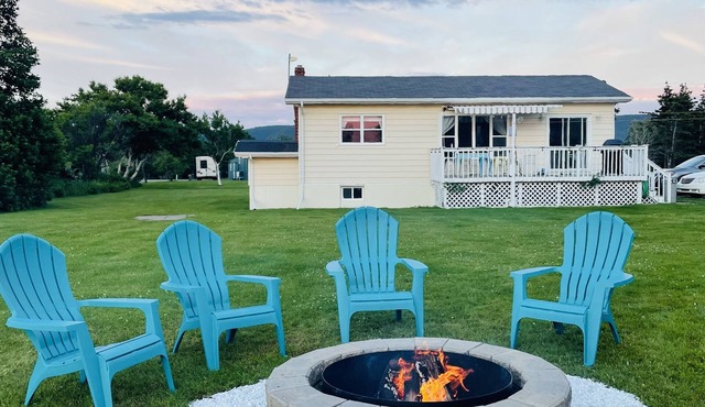 Cozy cottage w/sunset views + quick walk to a private beach (dog friendly!)