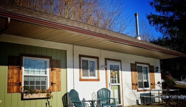 Cozy Cottage w/wood stove, firepit, pond & hiking trails near Snow Trails