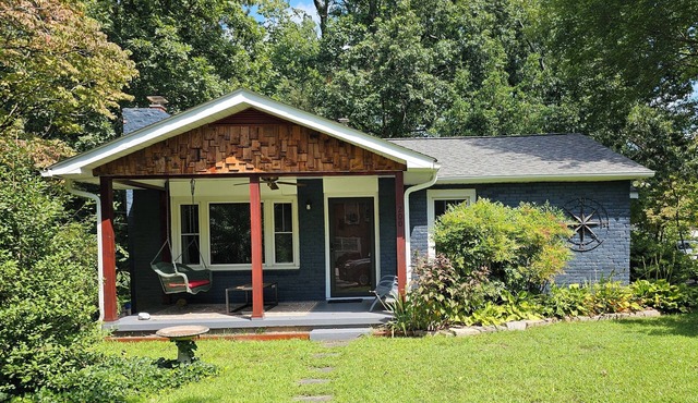 Cozy Cottage - Walk to Town