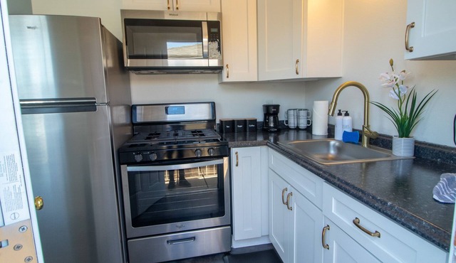 Cozy Cottage - Walk to SDSU - Laundry - Central