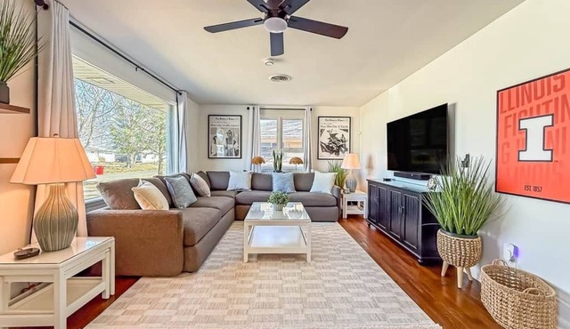 Cozy Cottage Walkable To UIUC
