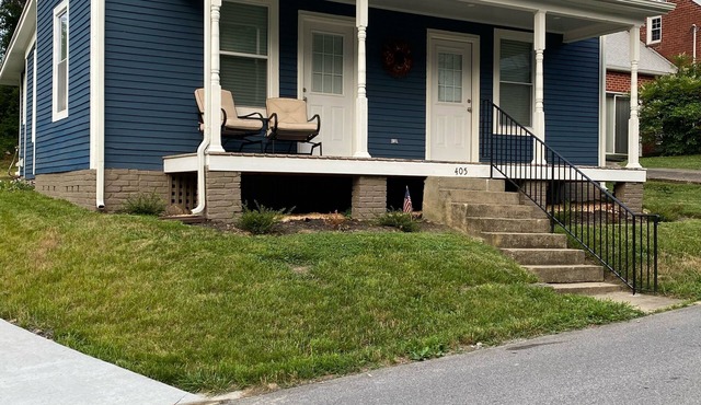 Cozy Cottage walking distance to Downtown!