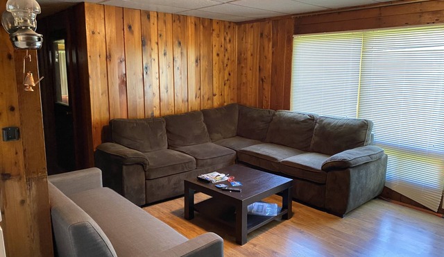 COZY COTTAGE WALKING DISTANCE TO LAKE SIMCOE & FRIDAY HARBOUR