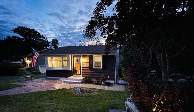 Cozy Cottage walking distance from the lake + gameroom!