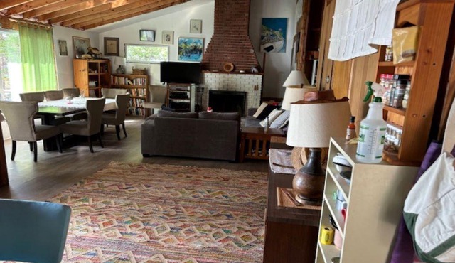 Cozy Cottage, waterfront, pet friendly, very close to attractions/theme parks.