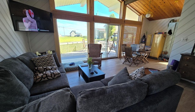 Cozy cottage with private beach access. Family and pet friendly!